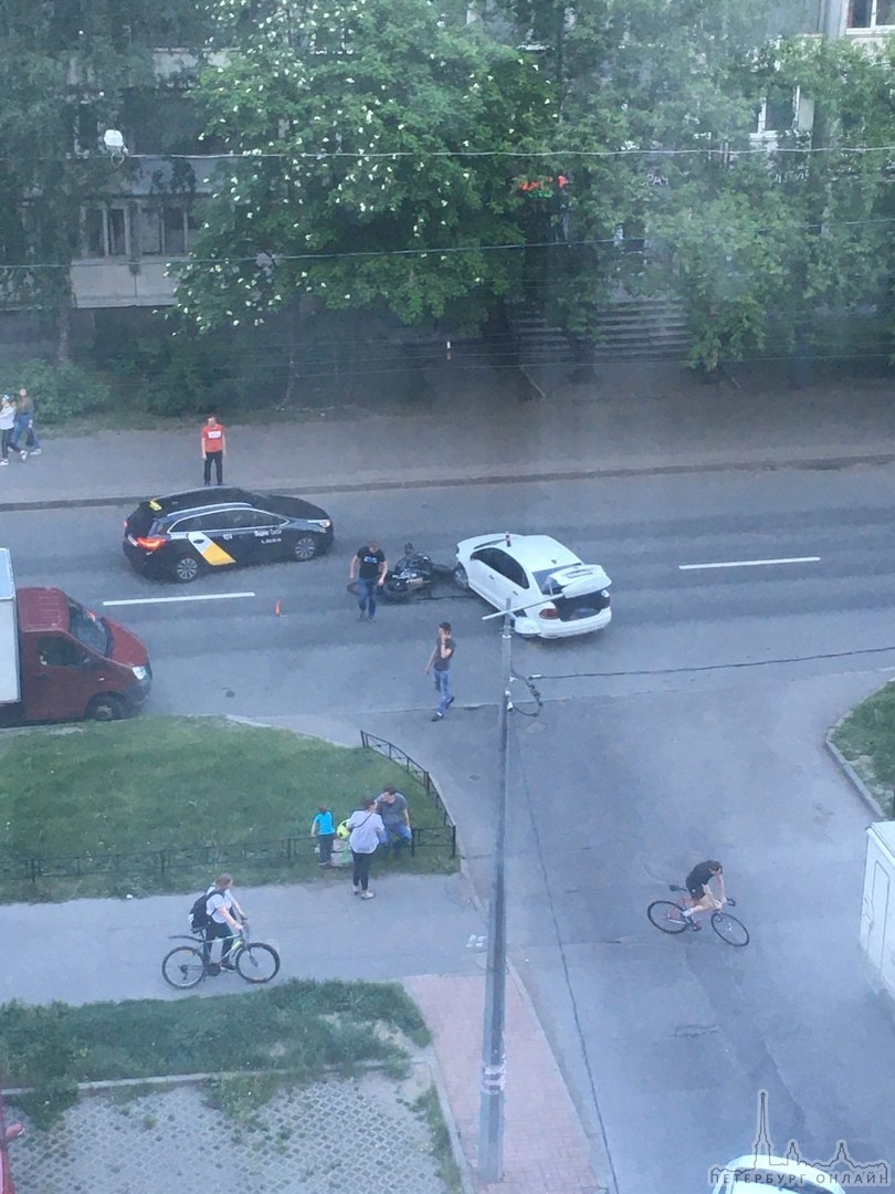 Поло выезжал налево со двора на улицу Есенина и сбил мотоциклиста, Пилот жив. Ждут ГИБДД