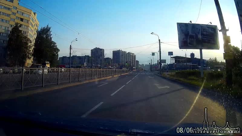 Ситуация на пересечении улицы Маршала Казакова и проспекта Маршала Жукова, когда водители, поворачив...