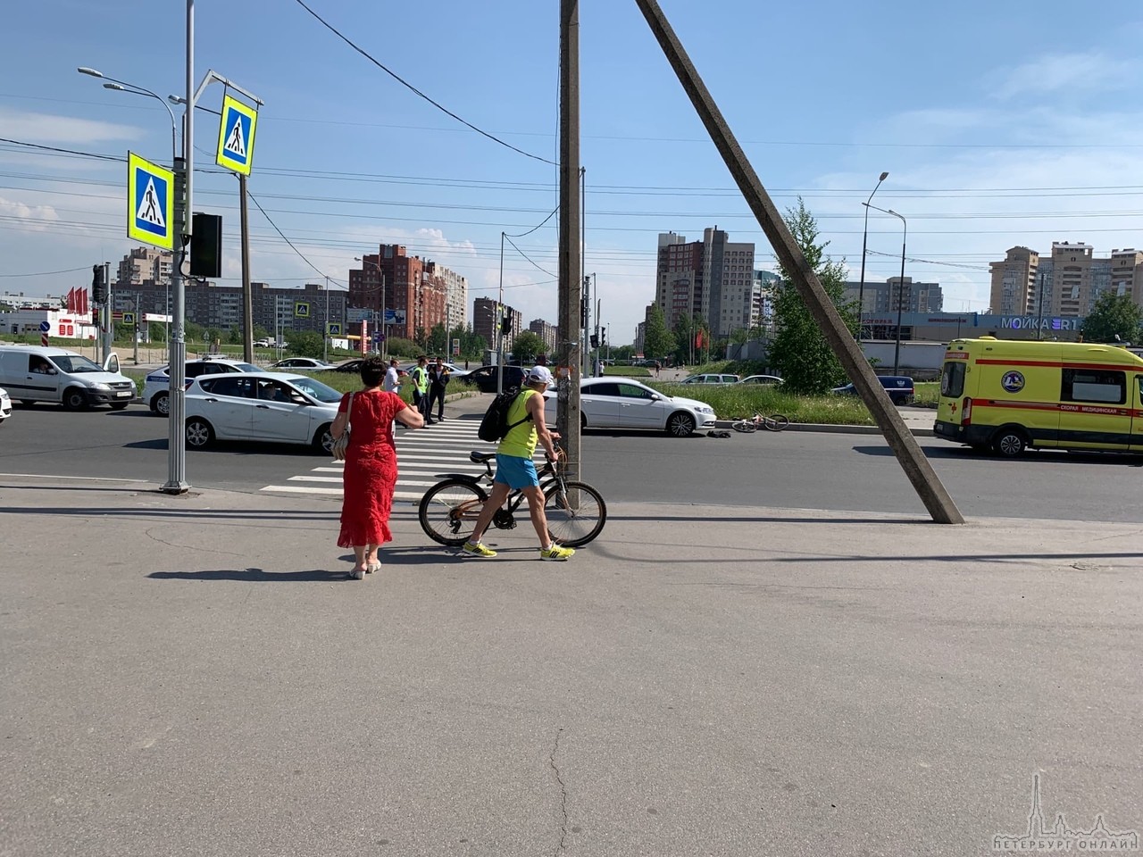 На перекрёстке Комендантского и Шуваловского проспект на пешеходном переходе сбили женщину переезжа...