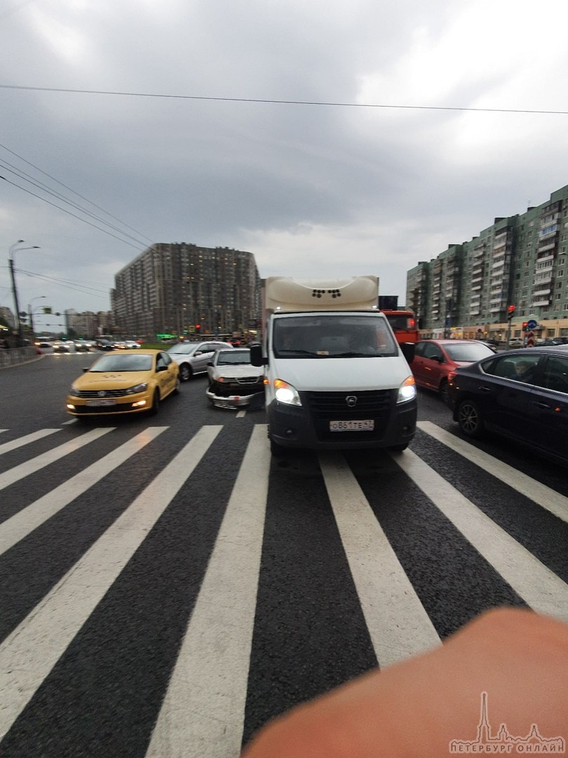 На проспекте Просвещения, возле ТК Норд, оторвали бампер