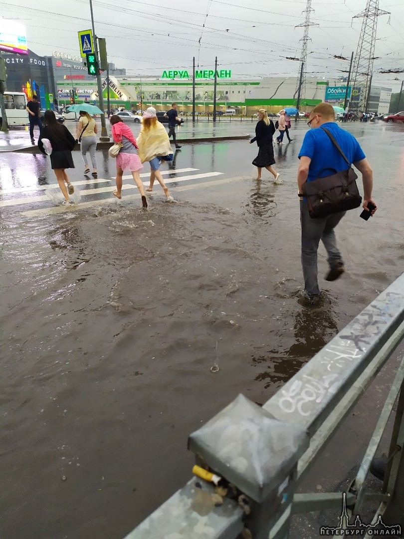 Взрослые прыгают по лужам на Пионерской))