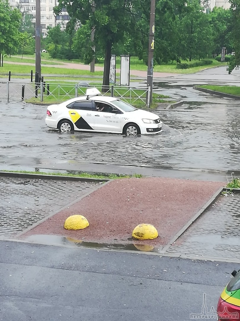 Вестибюль станции метро Рыбацкое тоже немного притопило.