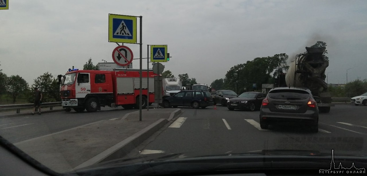 Московское шоссе полностью перекрыто от города, в сторону златоглавой, ДТП у Ленсоветовской дороги