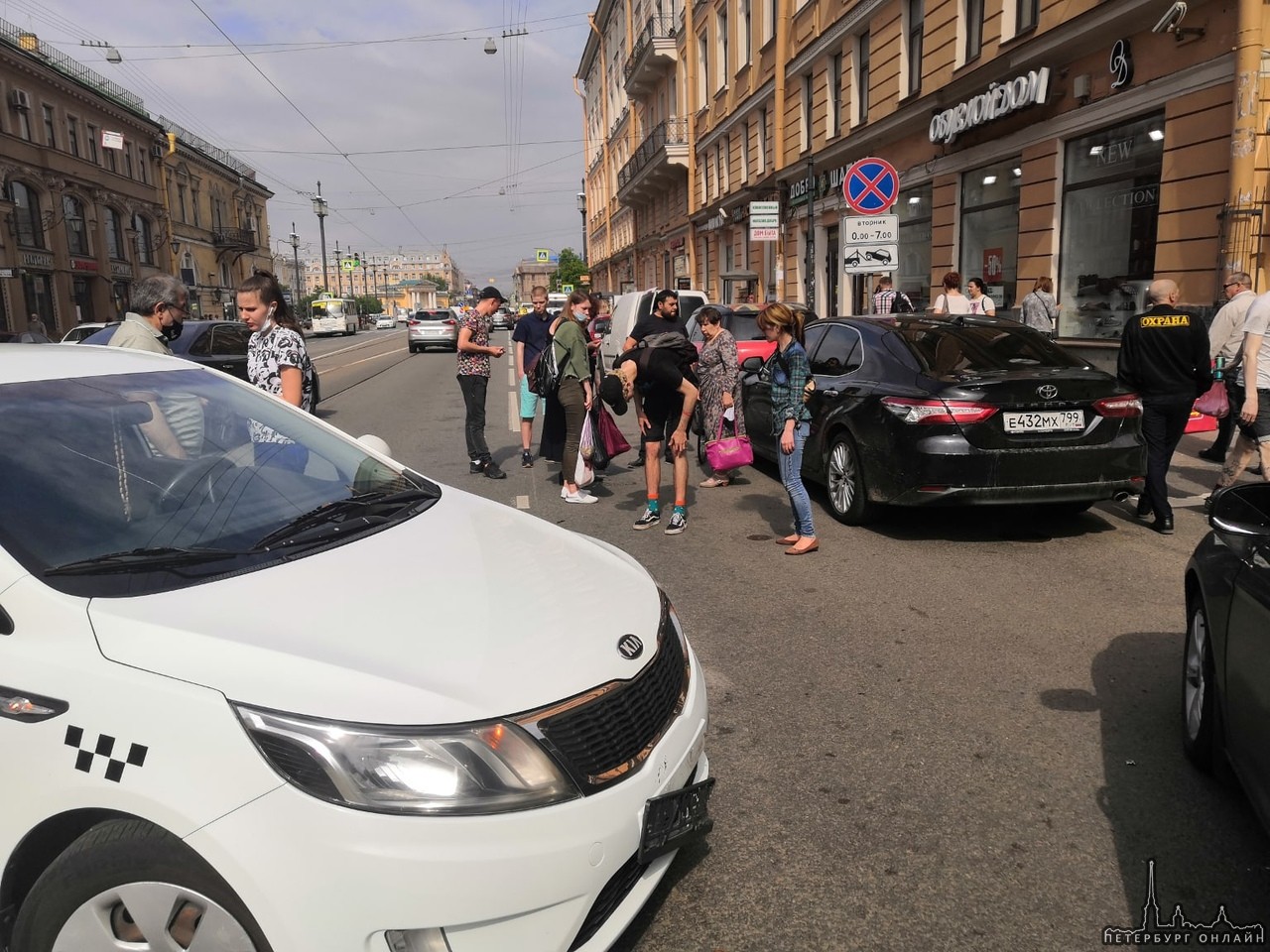 Водитель яндекс такси на Киа Рио поворачивая налево с Садовой в переулок Бринько не пропустил ехавше...