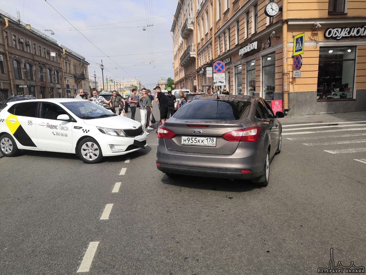 Водитель яндекс такси на Киа Рио поворачивая налево с Садовой в переулок Бринько не пропустил ехавше...