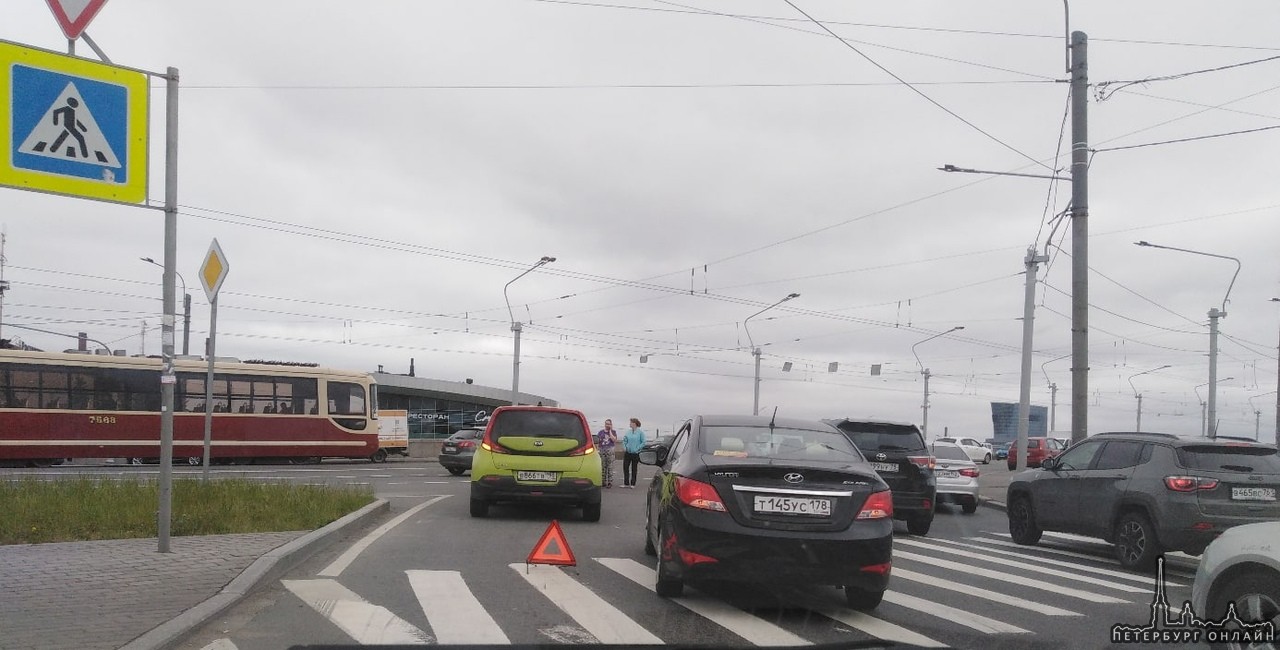 ДТП при въезде на мост Александра Невского со стороны Обуховской обороны.
