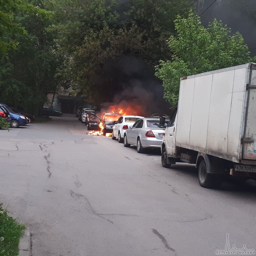 На Антонова-Овсеенко 9к2 сгорела Лада Калина, огонь перекинулся на Ford Фокус. 2 машины пожарных, 2...