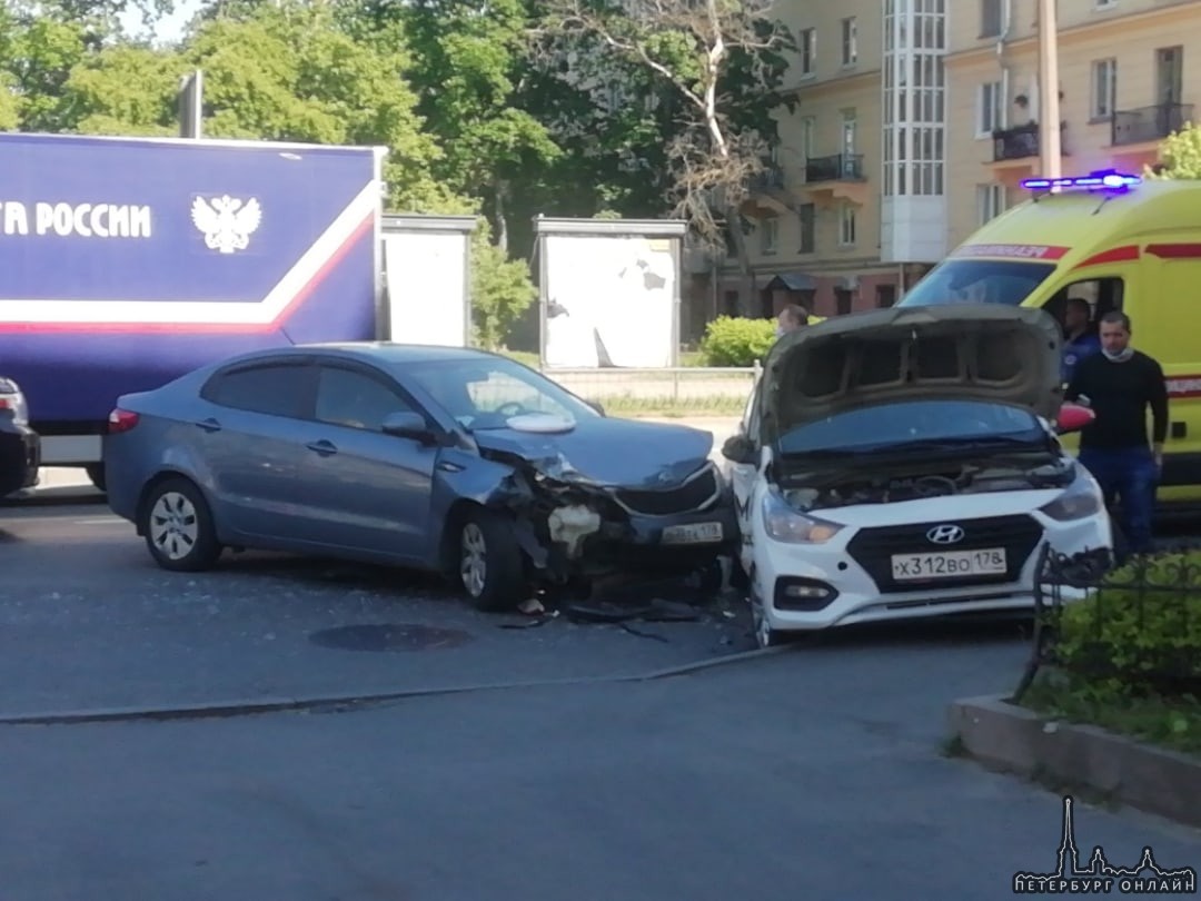 Киа и Hyundai столкнулись на Большом Сампсониевском напротив Воронинского сквера.