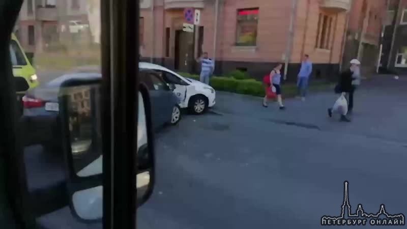 Киа и Hyundai столкнулись на Большом Сампсониевском напротив Воронинского сквера.