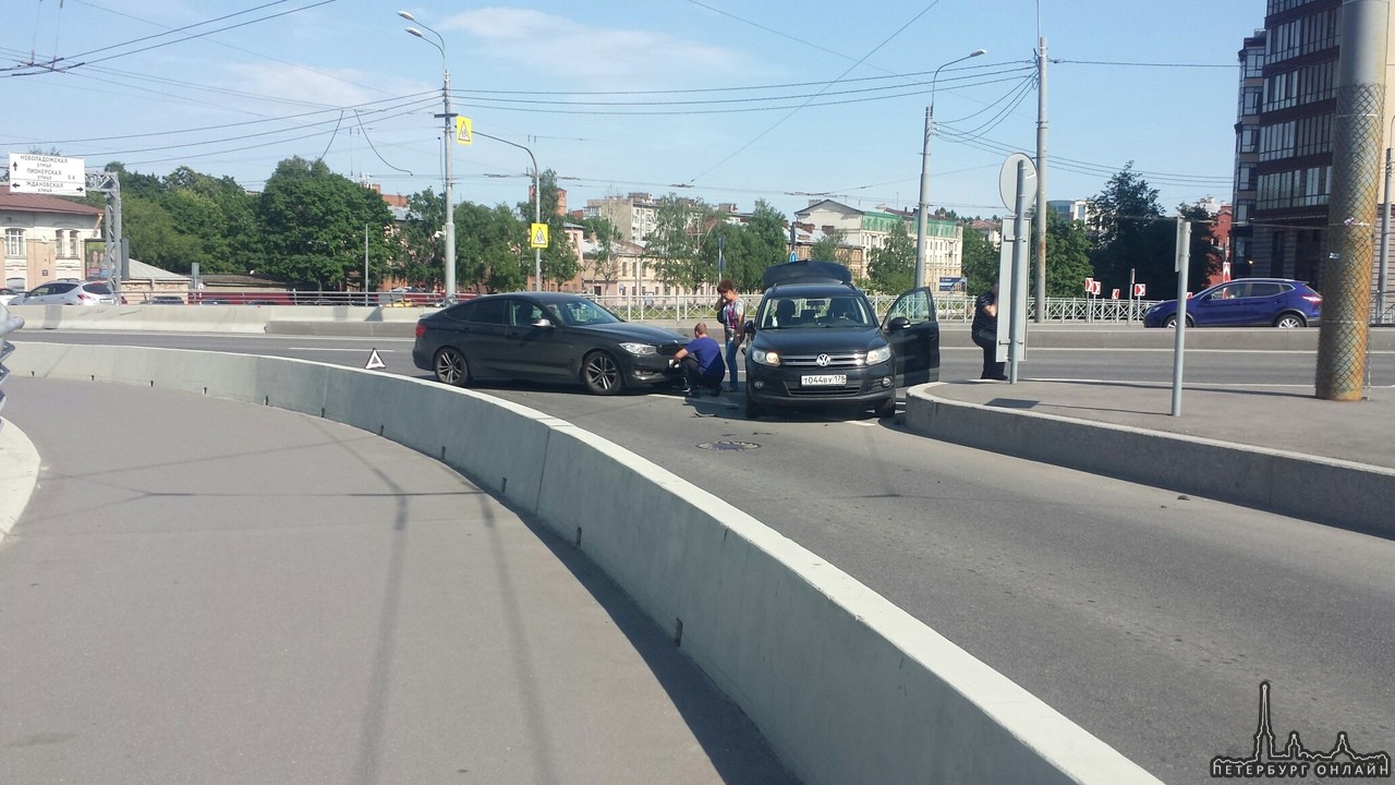 БМВ подбила Volkswagen на мосту Бетанкура(около съезда на Петровский пр.).Ждут дпс.