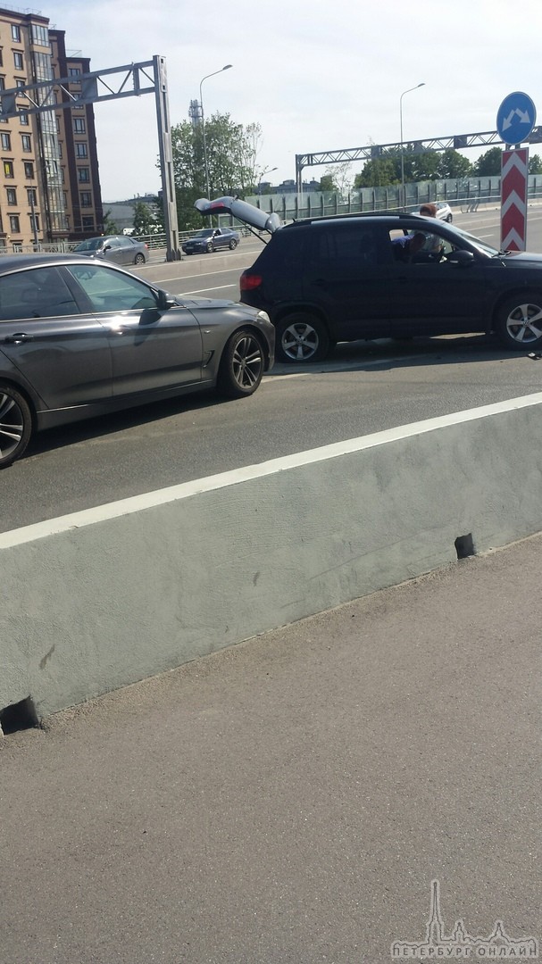 БМВ подбила Volkswagen на мосту Бетанкура(около съезда на Петровский пр.).Ждут дпс.