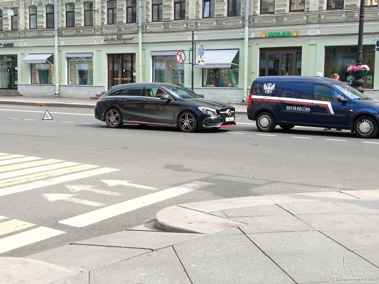 На Невском проспекте у дома 115 Mercedes собрал перед собой Почту и Ситимобиль. Для движения остала...