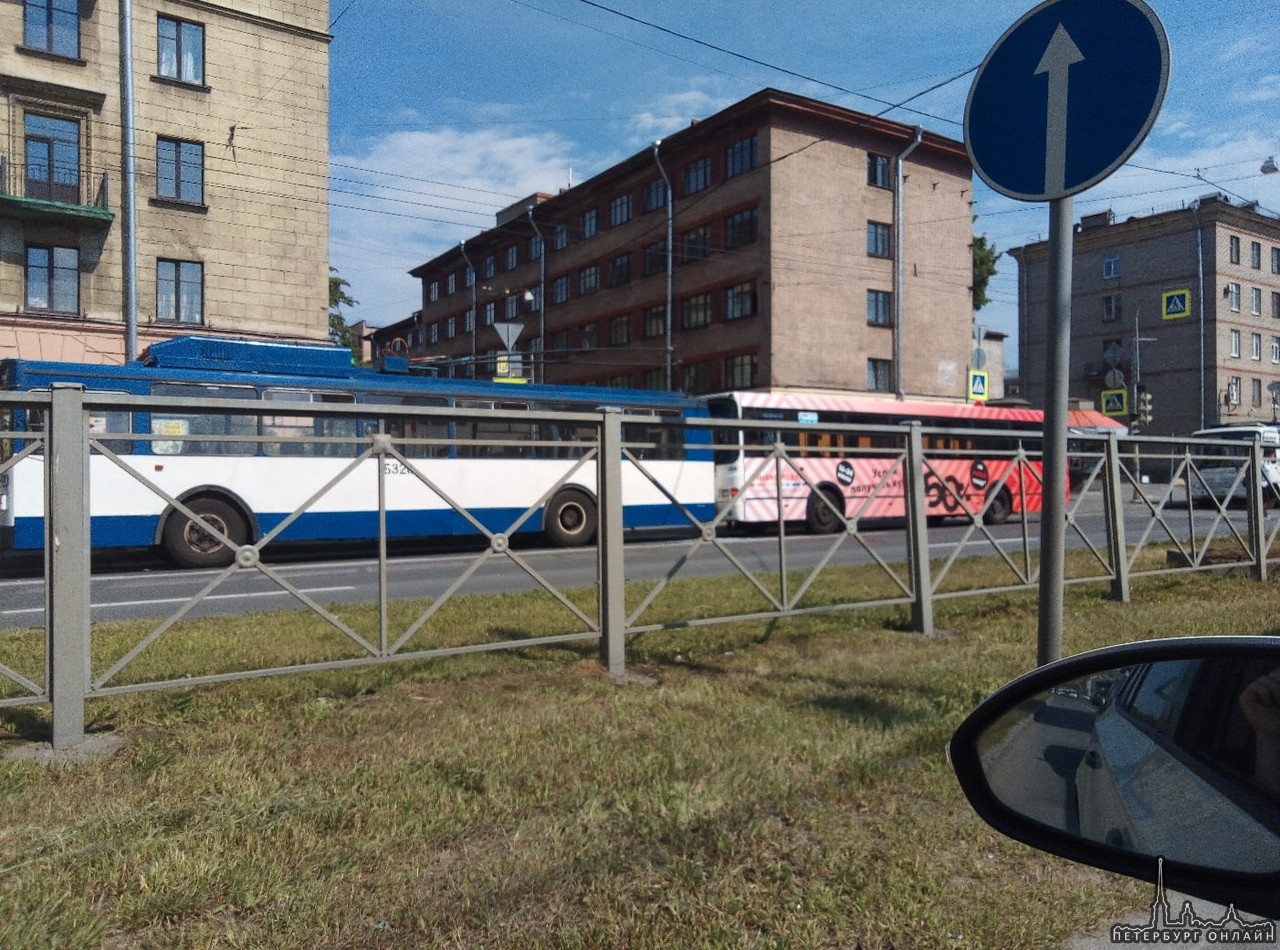 На Кантемировской на остановке автобус догнал троллейбус. Стоят на полосе для ОТ в сторону Лесного