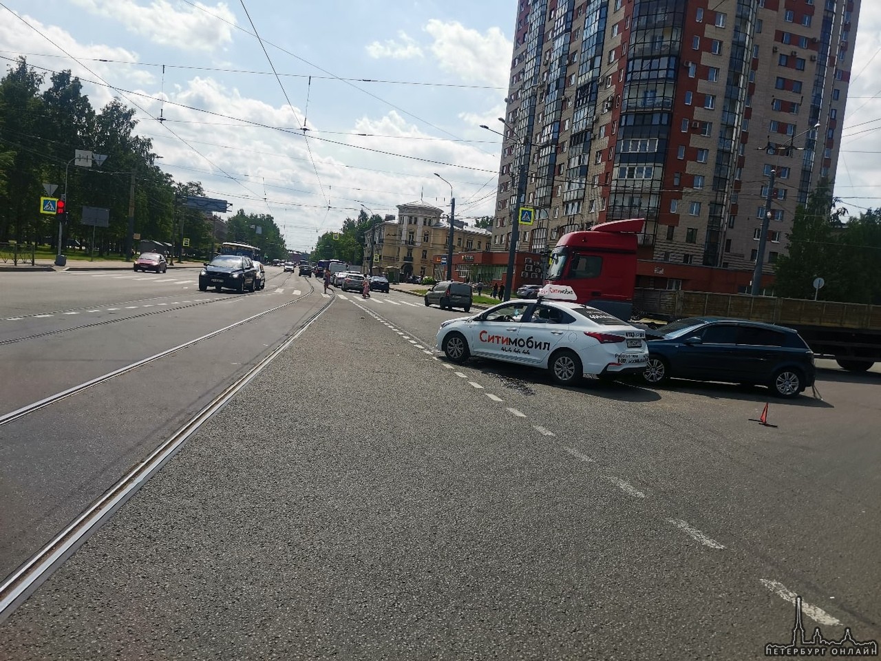 На пересечении Тихорецкого и Светлановского машина такси ситимобил столкнулась с Опелем.
