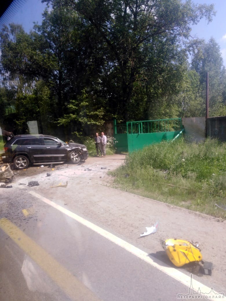 Авария на Челябинской улице с участием мотоцикла Suzuki и внедорожника. У дома 125 произошло столкн...
