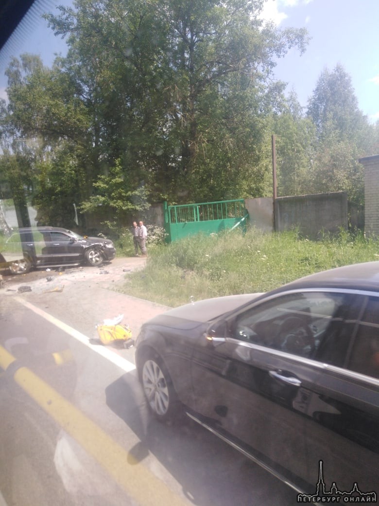 Авария на Челябинской улице с участием мотоцикла Suzuki и внедорожника. У дома 125 произошло столкн...