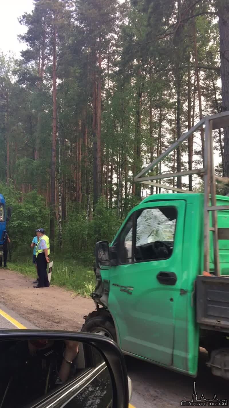 На дороге возле о.Лебяжье, произошло лобовое столкновение грузовика и Газели. Пробка в обе стороны н...