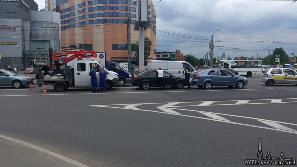 ДТП на Заневском проспекте напротив ТК ЗАНЕВСКИЙ КАСКАД Вагончик из трёх машин.