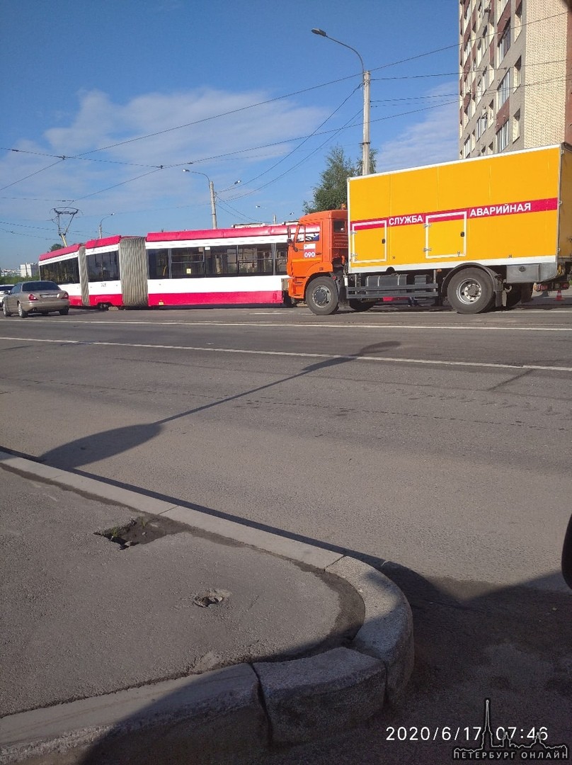 На повороте, где выезд из Кудрово на Солидарности, трамвай сошел с рельс, в сторону метро Дыбенко тр...