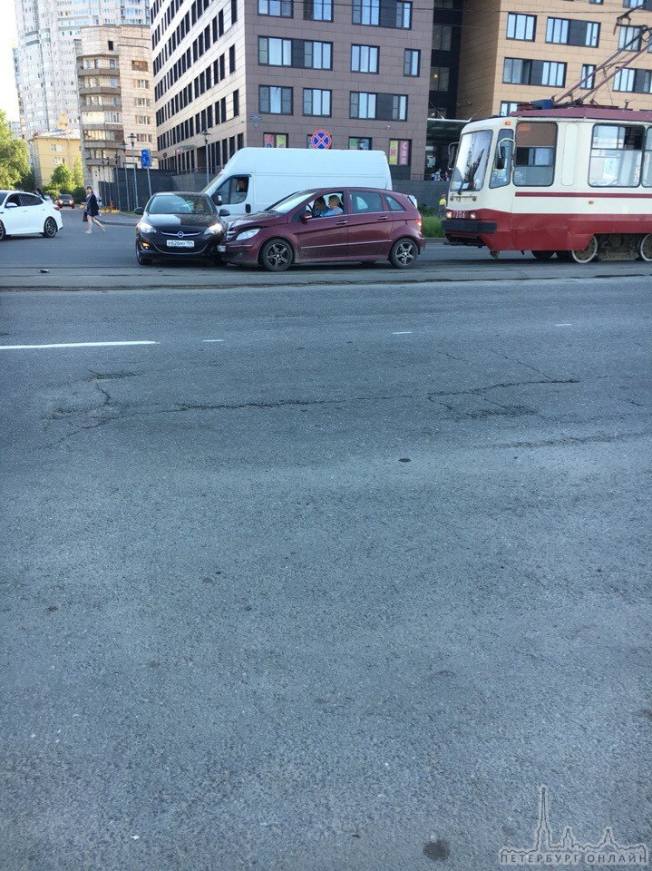 Напротив Обуховской обороны 195 трамваи встанут в обе стороны. Автолюбителям не особо мешают.