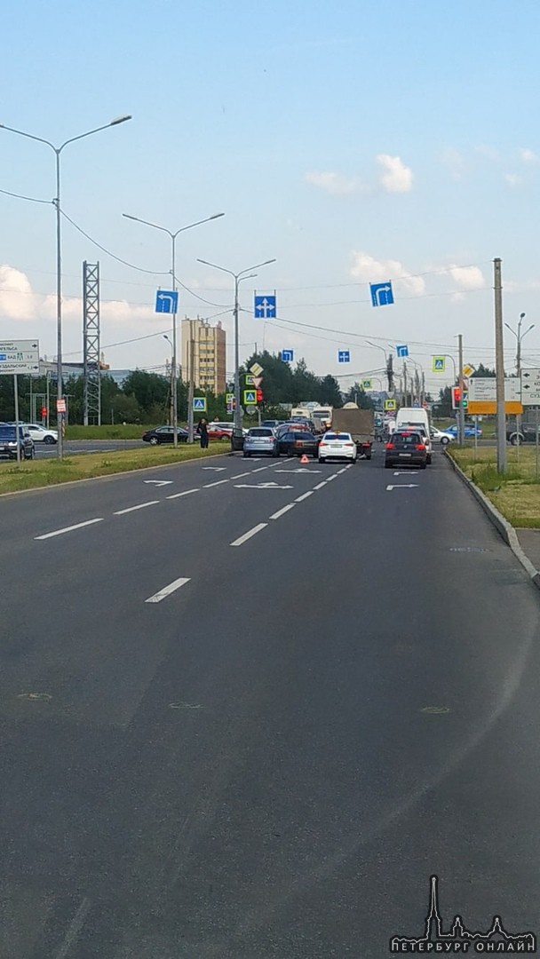 На повороте с улицы Михаила Дудина на проспект Энгельса Audi и Volkswagen заняли две полосы, но про...