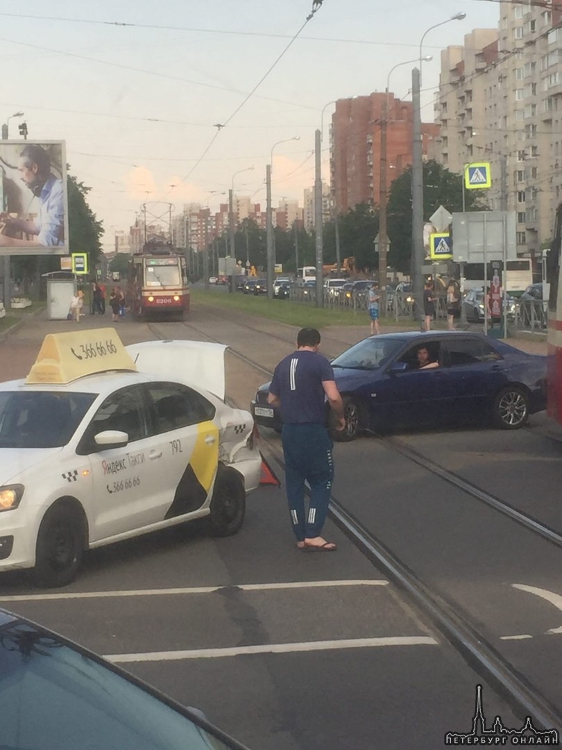 На перекрёстке Партизана Германа и Проспекта Ветеранов произошла авария Яндекс такси и трамвая..