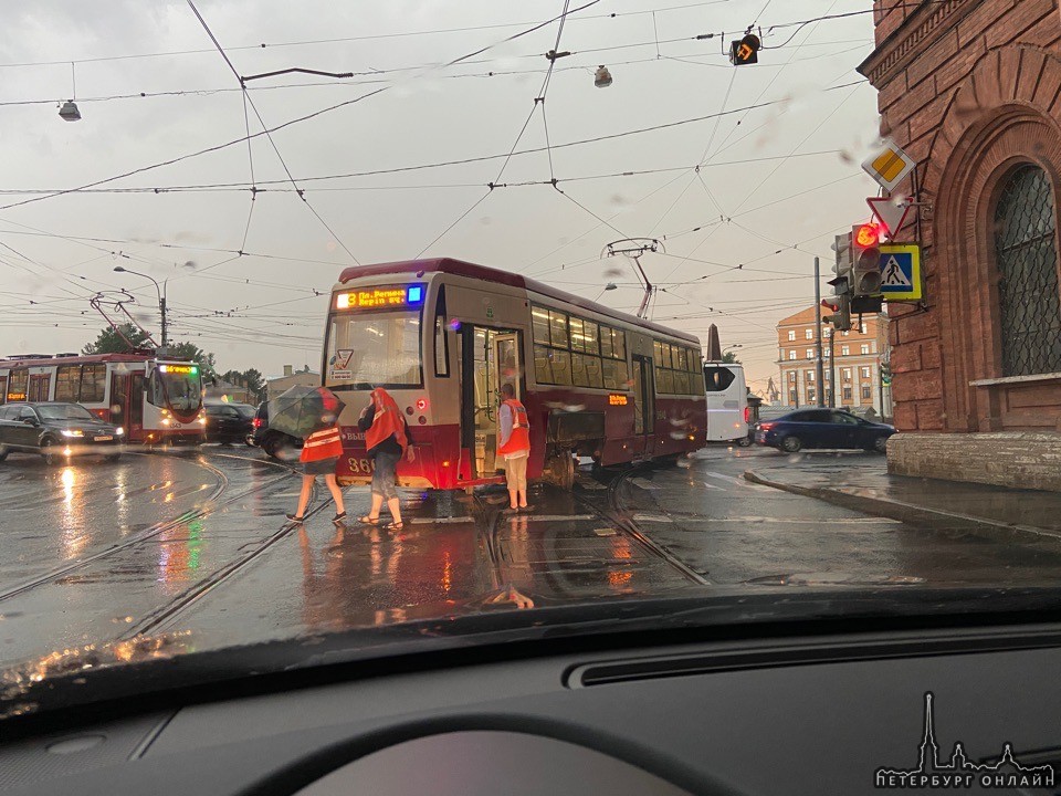 На пересечении Фонтанки и Старопетергофского Трамвай сошел с рельсОВ. Движение трамваев остановлено.