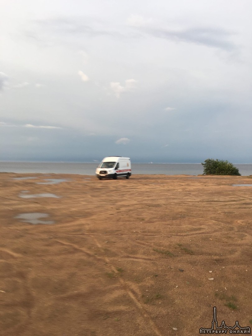 Сегодняшняя сильная гроза стала причиной трагедии... В Ломоносове в районе насыпи за вокзалом, взрос...