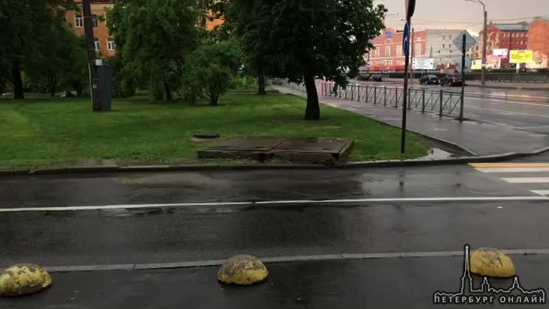 Крышка ливневки у метро Обводный канал.