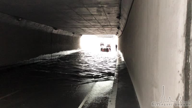 На Синопской набережной в направлении Обуховской Обороны, в тоннеле у гостиницы Москва было затоплен...