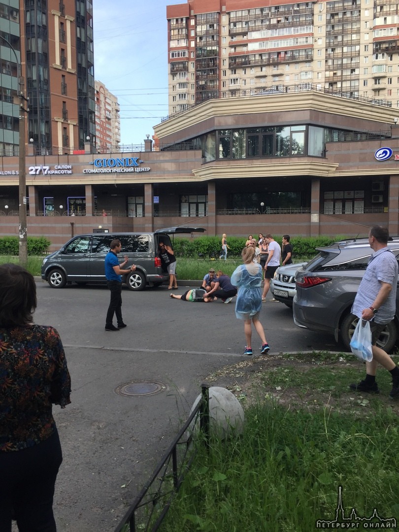 На Пулковской улице сбили подростка, предположительно был на самокате