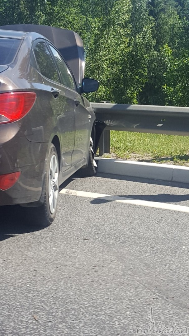На Мурманском шоссе, перед Ладожским мостом белый фургон потерял колесо, а серая легковушка въехала...