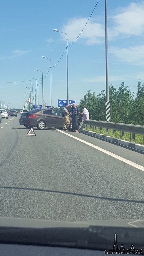 На Мурманском шоссе, перед Ладожским мостом белый фургон потерял колесо, а серая легковушка въехала...
