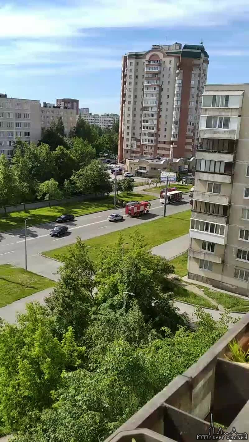 Две машины столкнулись на Будапештской 98. Полиция и пожарные на месте.