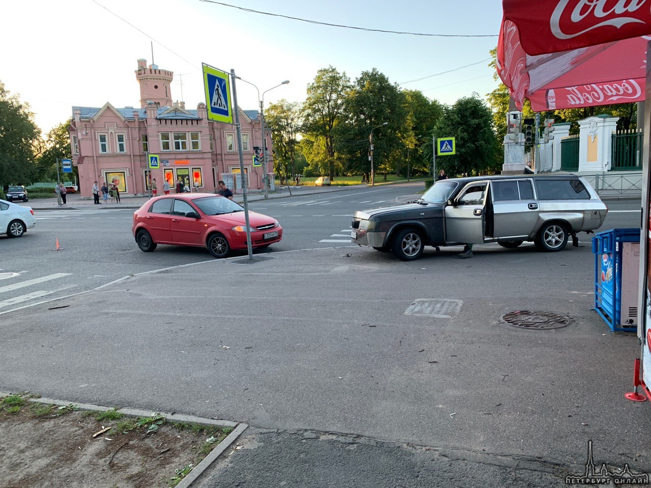 Двое не поделили перекресток Санкт-Петербургского шоссе и Разводной улицы в Петергофе.