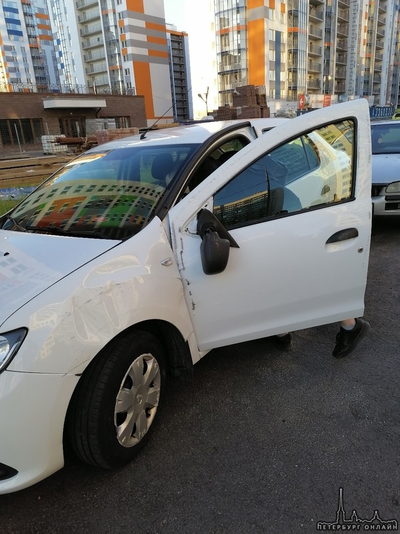 В городе Мурино, таксист уснул и оказался на боку