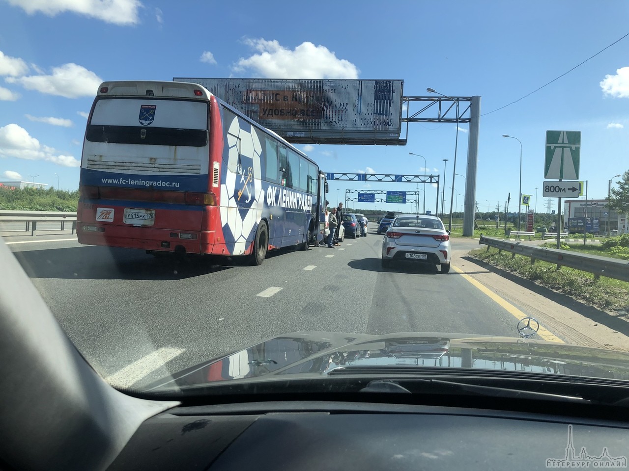 Автобус собрал паровоз на Народной перед заездом на КАД