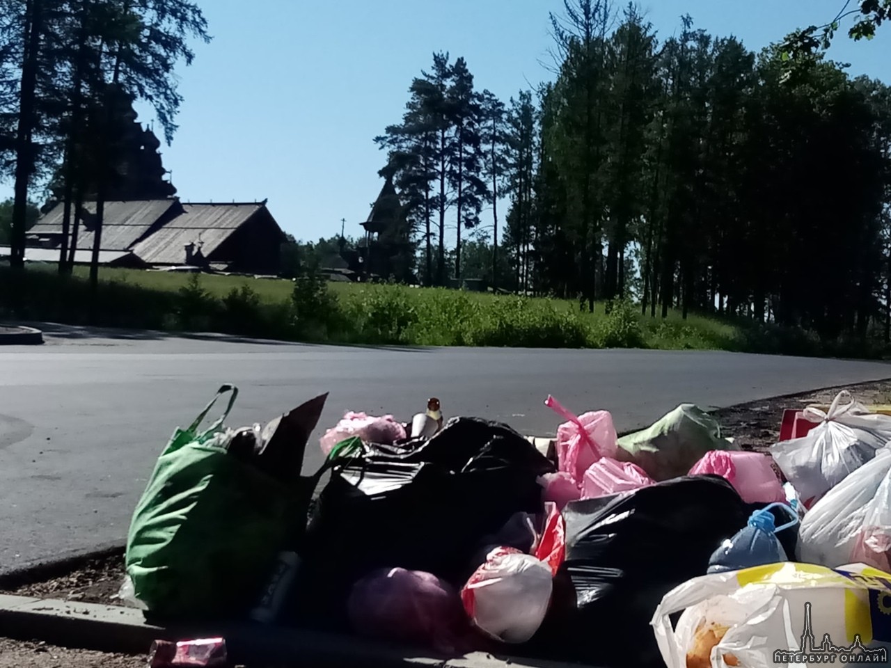 За Новосаратовкой, что ближе к Богородской церкви. Отдыхающим лень вывозить свой мусор и они его про...