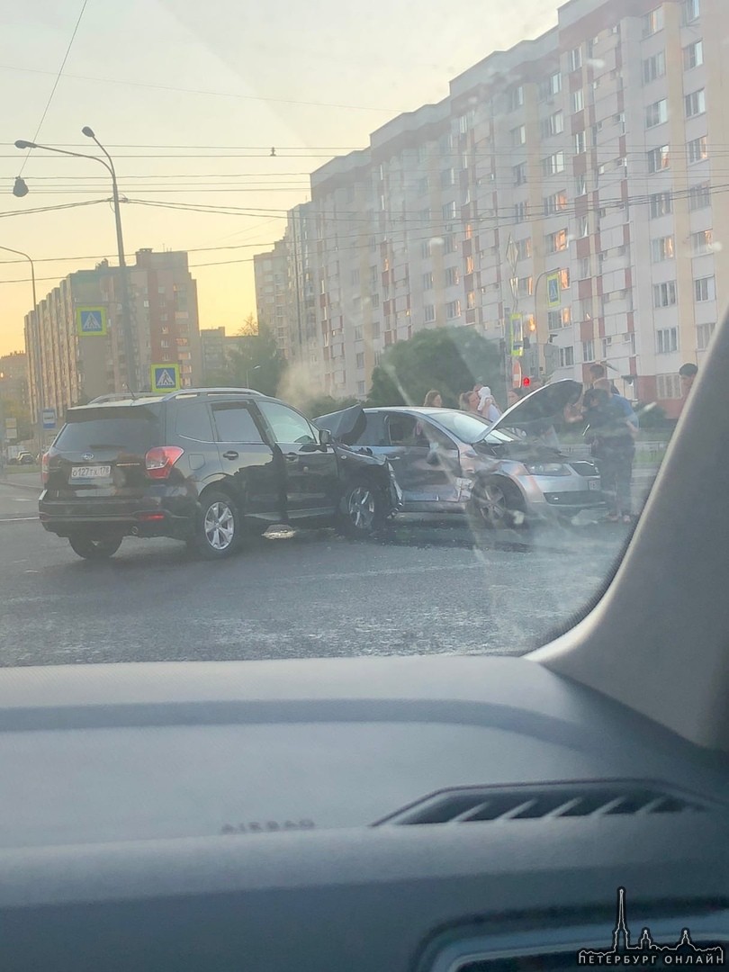 Subaru протаранила Шкоду на пересечении Богатырского и Стародеревенской.