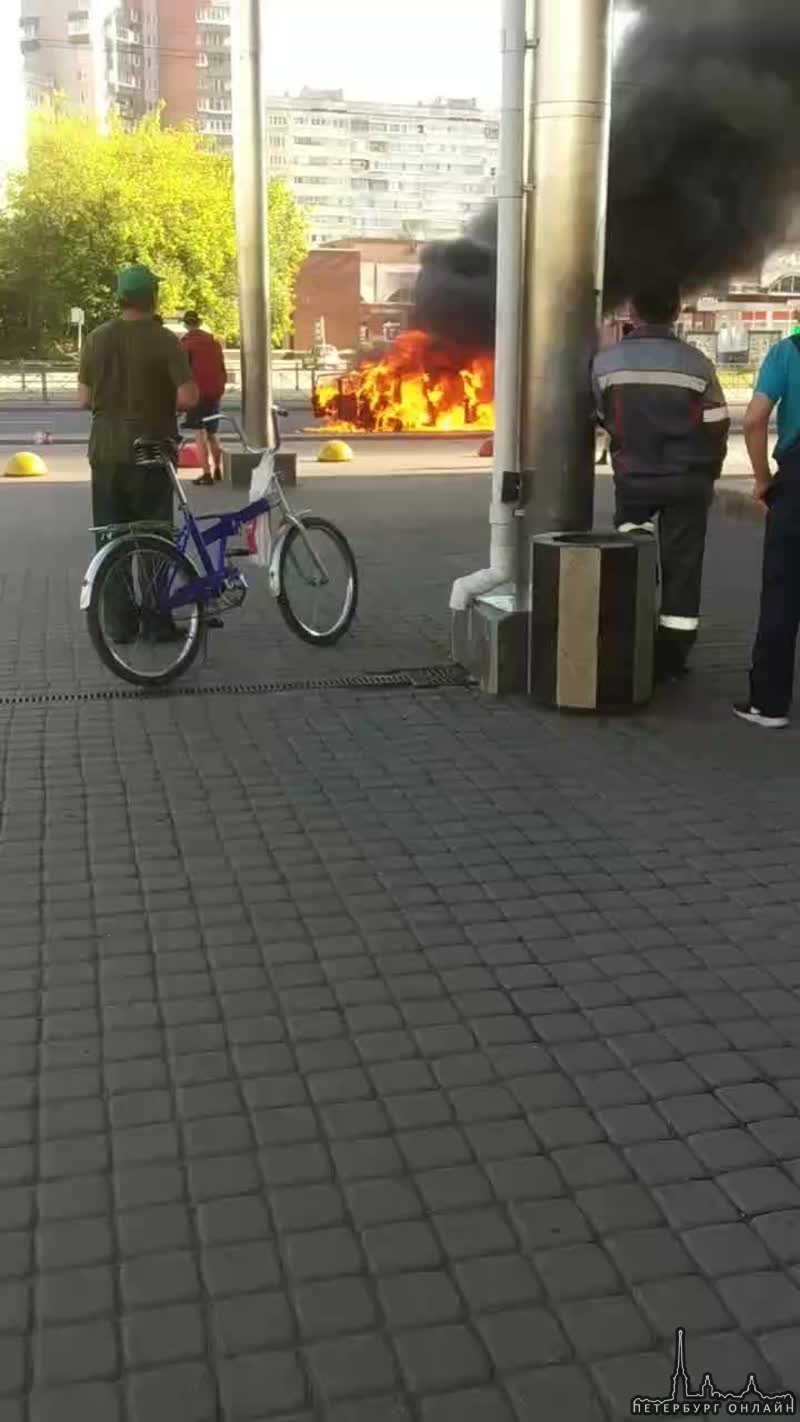 Сгорела машина возле Континента на Стачек.