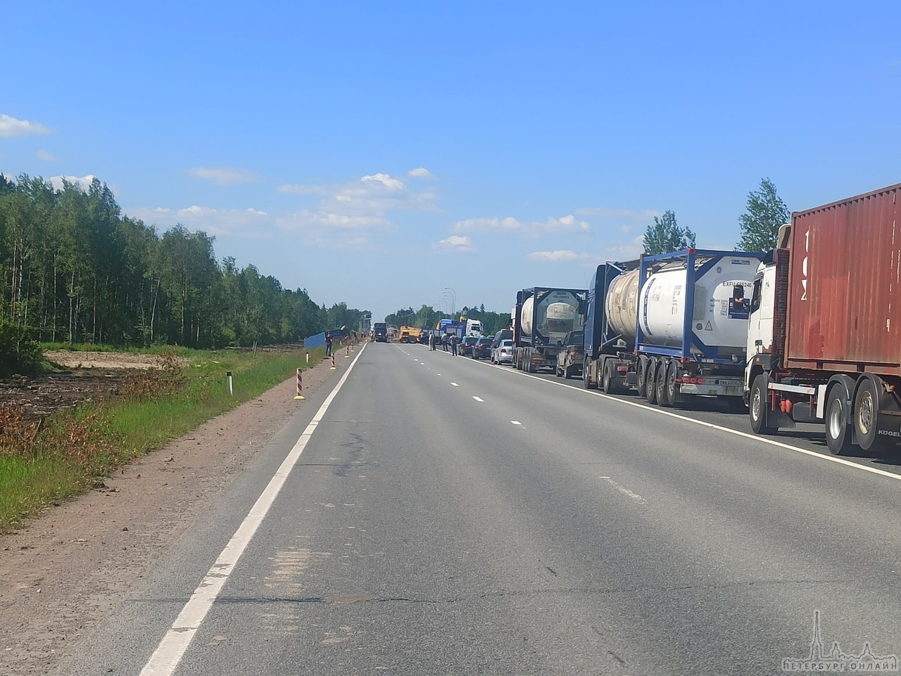 Московское шоссе встало за Трубниковым Бором. Похоже перевернулась фура. Стоим в обе стороны.