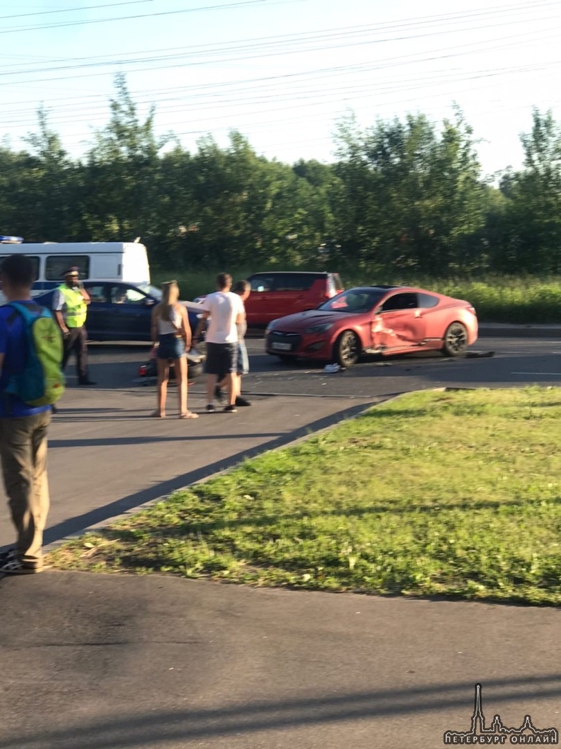 Красный спорт Honda открутился с перекрестка Косыгина по Передовиков, на большой скорости вошёл в ле...