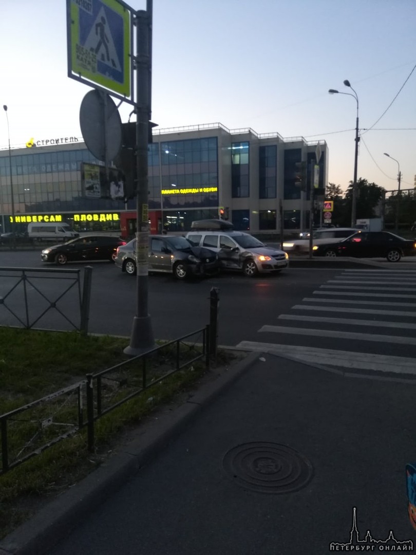 Авария на проспекте Ветеранов, около магазина Строитель