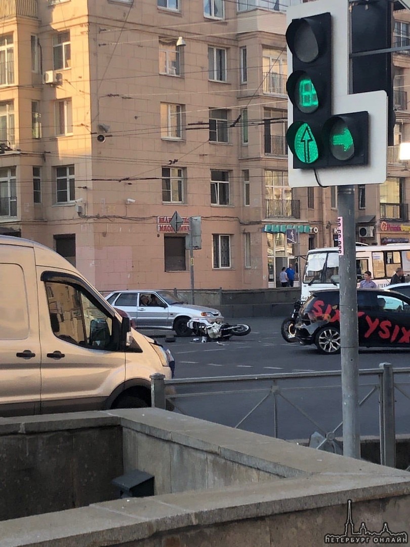 На пересечении Бабушкина и Ивановской автомобилист сбил сразу двух мотоциклистов