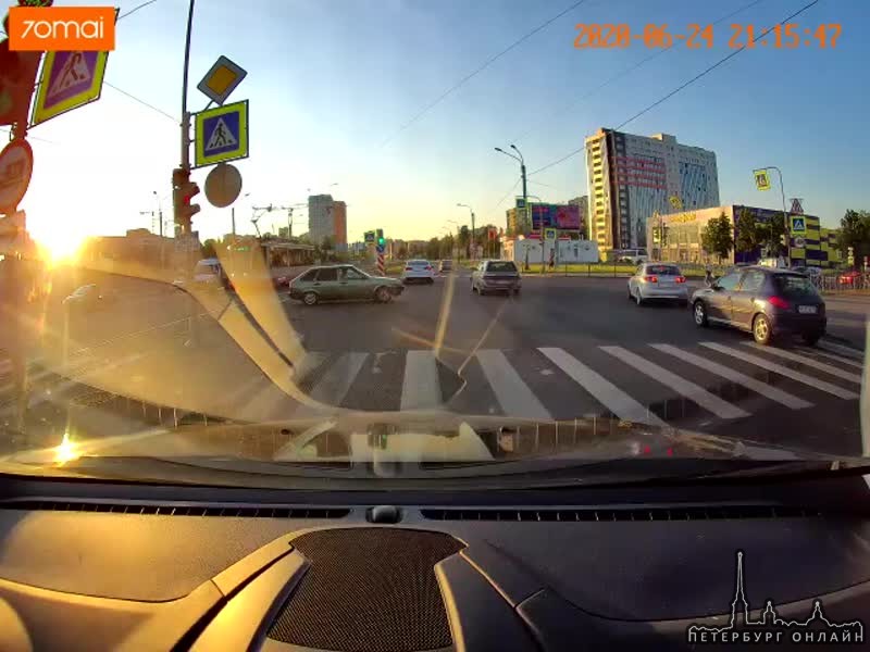 Сегодня произошло ДТП на перекрёстке Дальневосточного и Крыленко. На первом видео начало манёвра 9ки...
