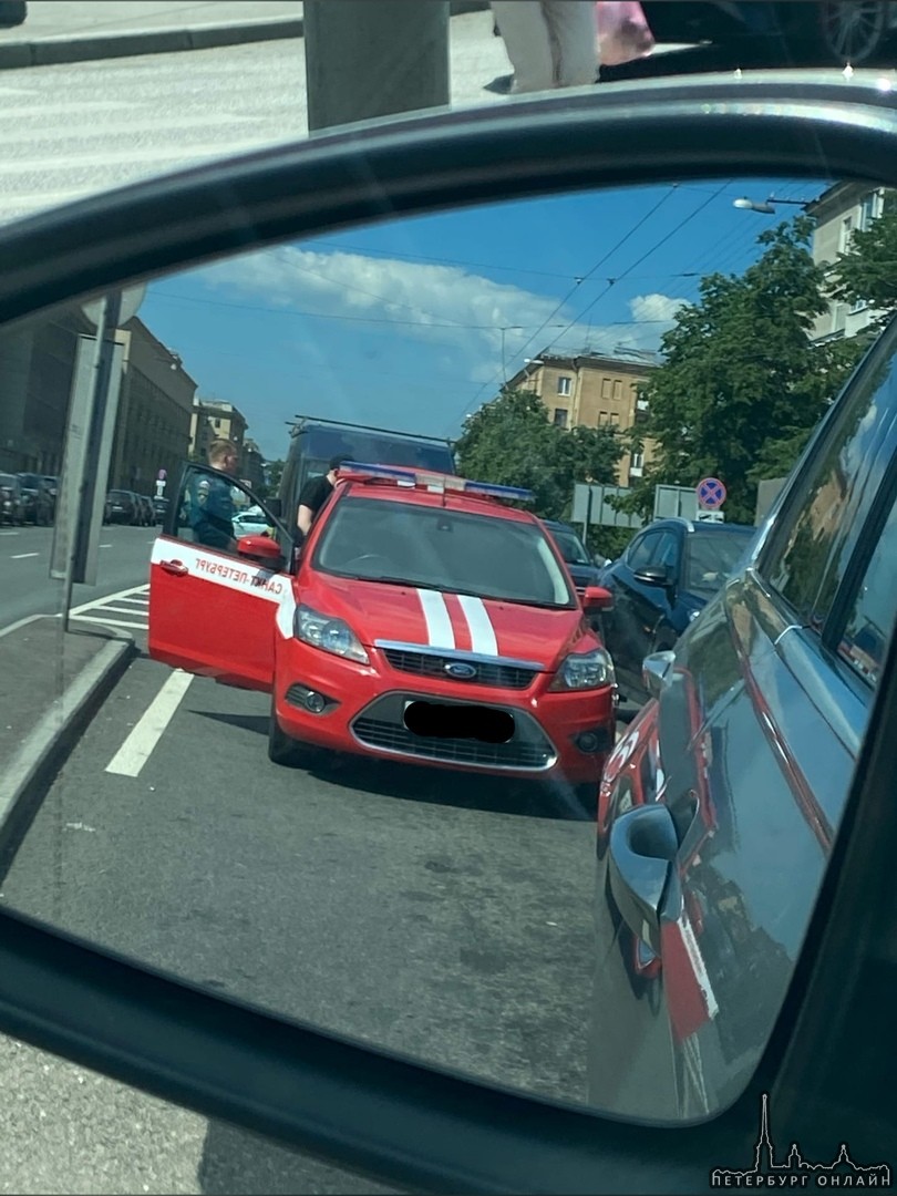 Стоят два форда на Благодатной в левом ряду перед поворотом налево на Варшавскую, без знака аварийно...