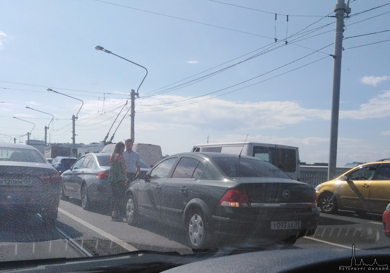 Дтп на мосту Александра Невского немножко затрудняет движение в сторону центра.