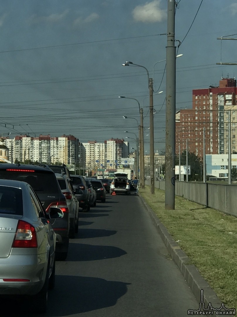 ДТП на Косыгина в сторону Передовиков, в правом ряду заставляет участников движения тесниться и объе...