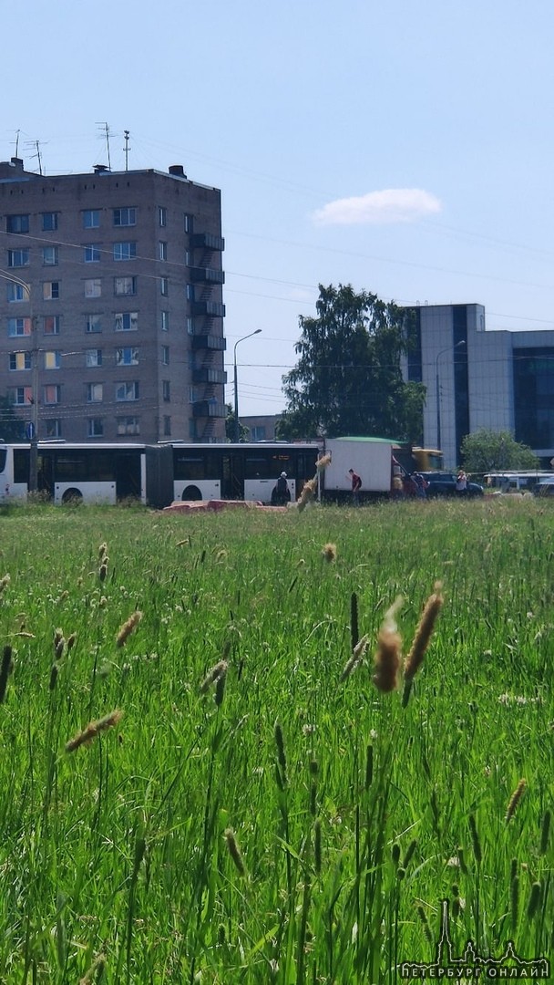 Паровозик из иномарки, газели и автобуса на проспекте М. Жукова, перед улицей Стойкости в сторону Л...