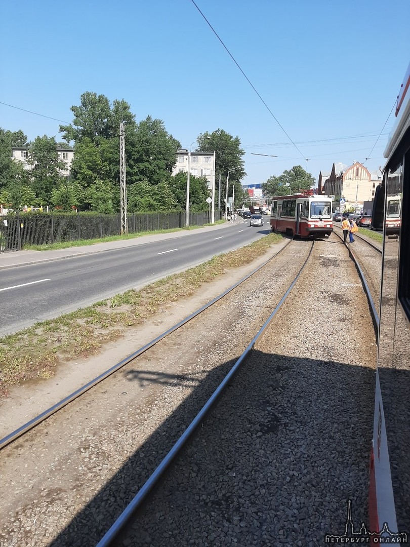 По улице Бабушкина 133, трамвай сошел с рельсов, Дальше облава, много сотрудников...